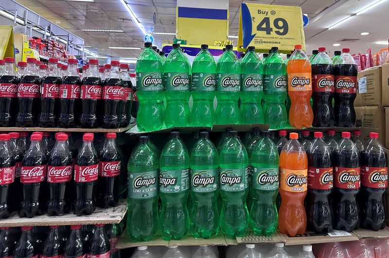 © Reuters. FILE PHOTO: Bottles of Campa Cola and Coca Cola are displayed at a Reliance Smart supermarket in Mumbai, India March 20, 2023. REUTERS/Francis Mascarenhas