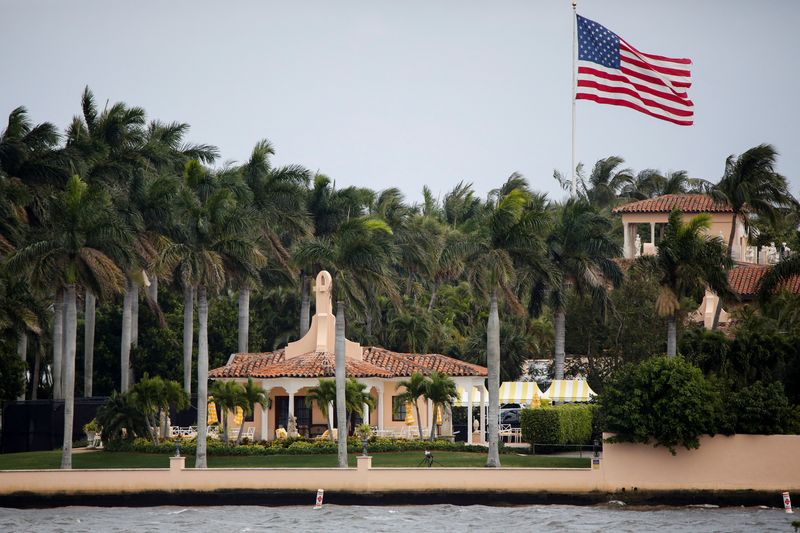 © Reuters. A view of Mar-a-Lago resort after a message on the Truth Social account of former U.S. President Donald Trump was posted that he expects to be arrested on Tuesday, and called on his supporters to protest, in Palm Beach, Florida, U.S. March 20, 2023. REUTERS/Marco Bello