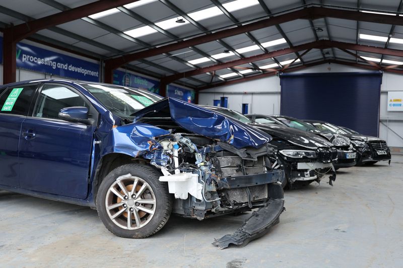&copy; Reuters. 　３月２０日、電気自動車（ＥＶ）の多くは、事故によりバッテリーに軽微な損傷があっただけでも修理や評価が不可能になる。保険会社としては、たいした距離も走っていない車両を全損