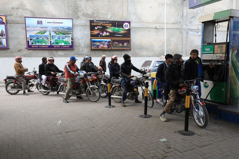 © Reuters. People wait for their turn to get fuel at a petrol station, a day after a country-wide power breakdown, in Peshawar, Pakistan, January 24, 2023. REUTERS/Fayaz Aziz