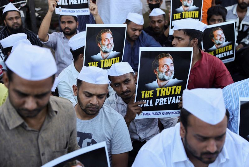 &copy; Reuters. أنصار حزب مؤتمر الهندي المعارض يحملون لافتات خلال احتجاج صامت على إدانة  رئيس الحزب راهول غاندي في قضية تشهير في أحد شوارع مومباي يوم الخميس