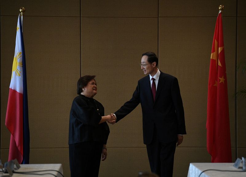 © Reuters. وكيلة وزارة الخارجية الفلبينية تيريزا لازارو مع نائب وزير الخارجية الصيني سون وي دونغ في مانيلا يوم الخميس. صورة لرويترز من ممثل لوكالات الأنباء.