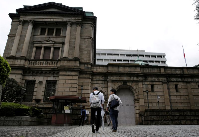 &copy; Reuters. FOTO DE ARCHIVO: Hombres caminan delante del edificio del Banco de Japón (BOJ) en Tokio, Japón, 21 de septiembre de 2016.  REUTERS/Toru Hanai