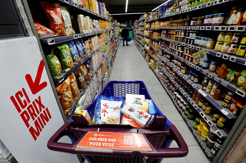 &copy; Reuters. FILE PHOTO: FILE PHOTO: A sign reading "Low prices for you" is seen on a shopping trolley in a supermarket in Nice, France, March 1, 2023.  REUTERS/Eric Gaillard/File Photo