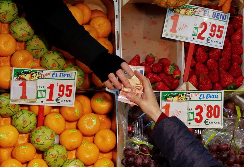 &copy; Reuters. FILE PHOTO: A costumer pays her shopping in a fruit and vegetable shop at a food market in the Andalusian capital of Seville, southern Spain March 7, 2016. REUTERS/Marcelo del Pozo