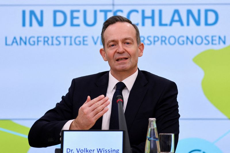 &copy; Reuters. Il ministro dei Trasporti tedesco Volker Wissing partecipa a una conferenza stampa sulle "Prospettive del traffico 2051" a Berlino, Germania, 3 marzo 2023. REUTERS/Christian Mang