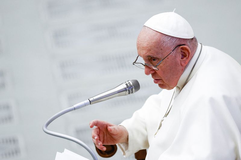 © Reuters. Pope Francis speaks as he meets with participants in the annual course of the Internal Forum organised by the Apostolic Penitentiary at the Paul VI Hall at the Vatican, March 23, 2023. REUTERS/Guglielmo Mangiapane