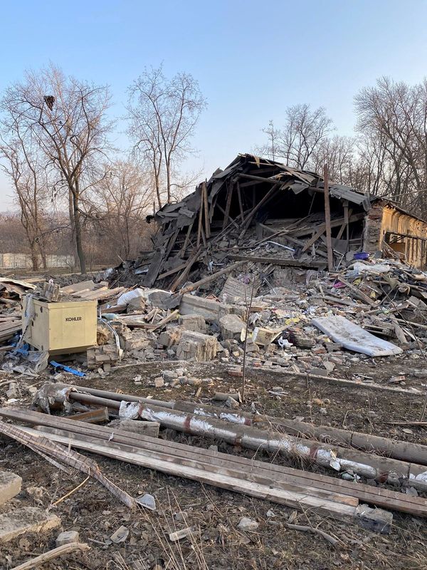 &copy; Reuters. مبنى متضرر من ضربة صاروخية روسية في منطقة دونيتسك بأوكرانيا يوم الجمعة. صورة لرويترز من خدمة الطوارئ في أوكرانيا. 