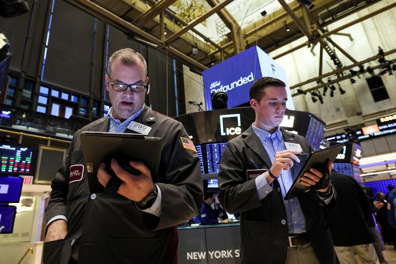 &copy; Reuters. Traders work on the floor of the New York Stock Exchange (NYSE) in New York City, U.S., March 23, 2023.  REUTERS/Brendan McDermid