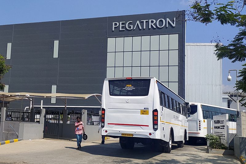 © Reuters. FILE PHOTO: Employee buses enter the Pegatron facility near Chennai, India, March 7, 2023. REUTERS/Praveen Paramasivam