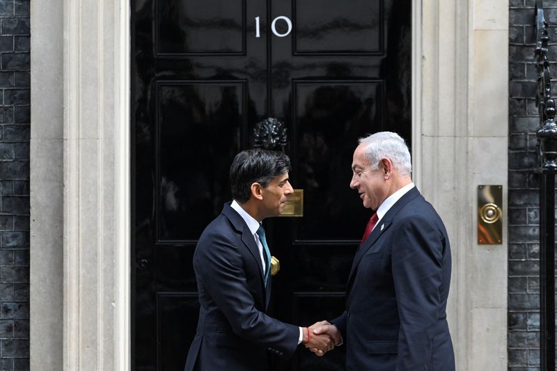 &copy; Reuters. رئيس الوزراء البريطاني يرحب بنظيره الإسرائيلي بنيامين نتنياهو في لندن يوم الجمعة. تصوير: توبي ميلفيل - رويترز.