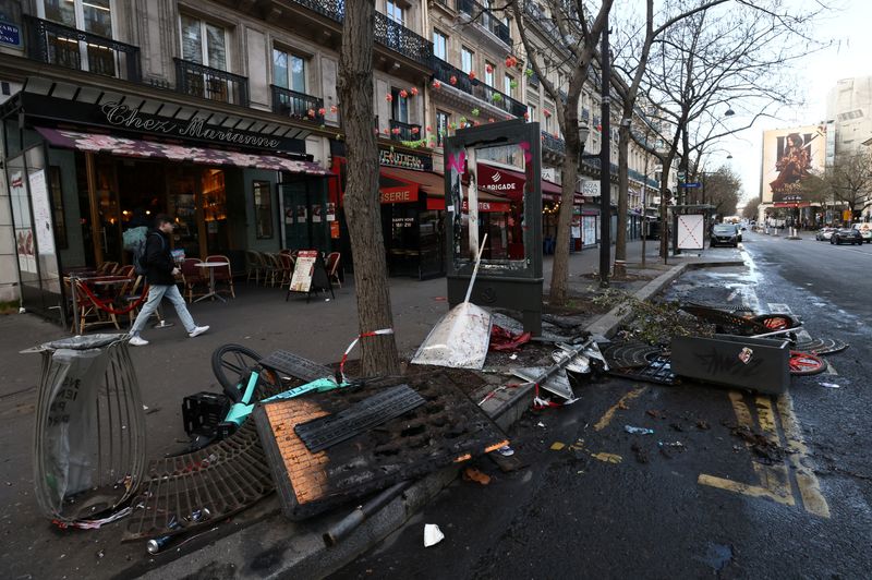 &copy; Reuters. Una valla rota y daños se ven en una calle el día después de los enfrentamientos durante las protestas por la reforma de las pensiones del Gobierno francés en París, Francia, 24 de marzo de 2023. REUTERS/Yves Herman