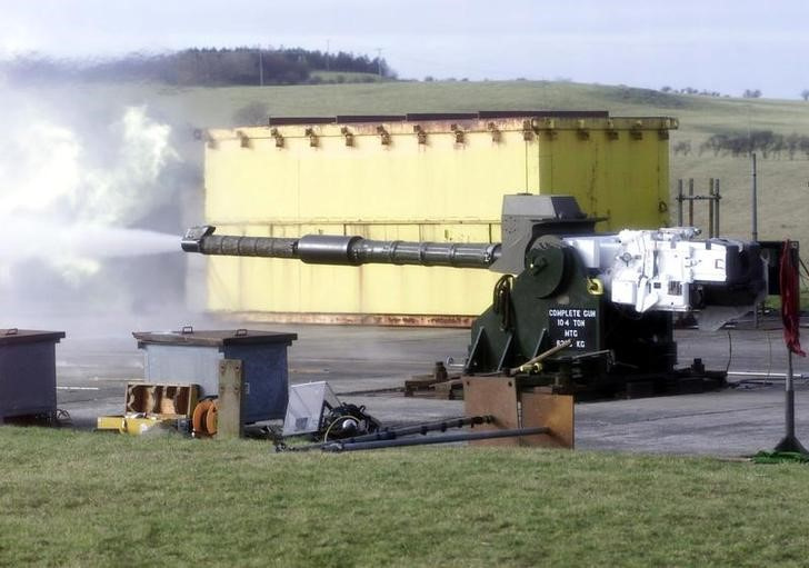 © Reuters. A shell is fired from a Challenger 2 barrel for the first firing of Depleted Uranium shells from Kirkcudbright Training Area in Dumfries and Galloway February 20, 2001. BR