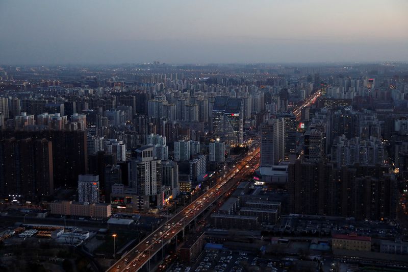 © Reuters. FILE PHOTO: A general view shows traffic during evening rush hour at the central business district (CBD) in Beijing, China, January 15, 2021. Picture taken January 15, 2021. REUTERS/Tingshu Wang/File Photo