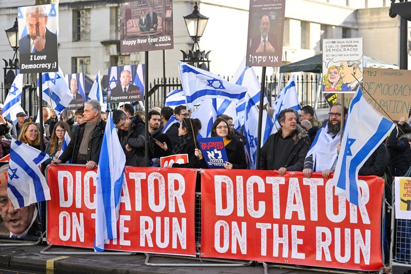 © Reuters. محتجون ضد رئيس الوزراء الإسرائيلي بنيامين نتنياهو خلال زيارته للندن يوم الجمعة. تصوير: توبي ميلفيل – رويترز.
