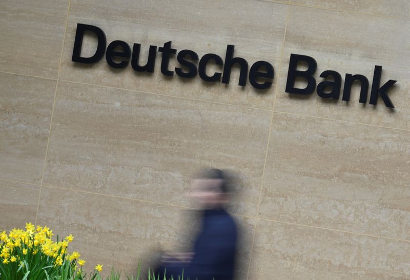 &copy; Reuters. A worker walks past Deutsche Bank offices in London, Britain, March 16, 2023. REUTERS/Toby Melville