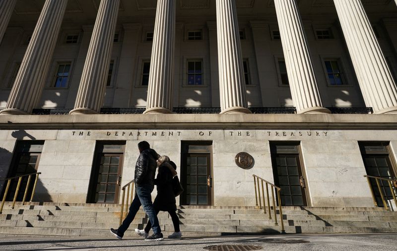 &copy; Reuters. FOTO DE ARCHIVO: Una pareja camina junto al edificio del Departamento del Tesoro de Estados Unidos en Washington, Estados Unidos. 20 de enero 2023. REUTERS/Kevin Lamarque/Archivo