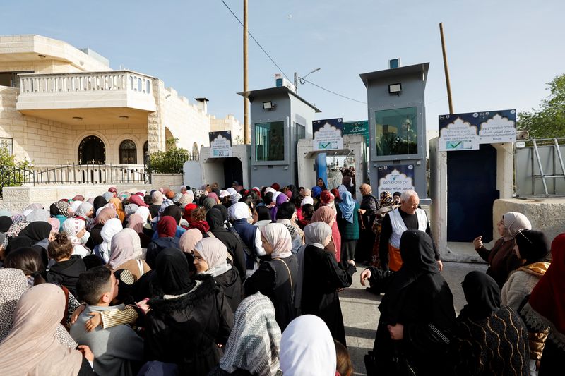 &copy; Reuters. فلسطينيات يعبرن من نقطة تفتيش إسرائيلية لحضور صلاة الجمعة الأولى من شهر رمضان في المسجد الأقصى، في بيت لحم بالضفة الغربية المحتلة يوم الجمع