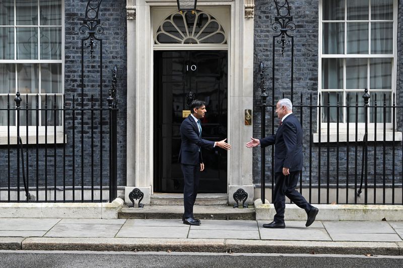 &copy; Reuters. رئيس الوزراء البريطاني ريشي سوناك يرحب بنظيره الإسرائيلي بنيامين نتنياهو بداونينيج ستريت في لندن يوم الجمعة. تصوير: توبي ميلفيل – رويترز.