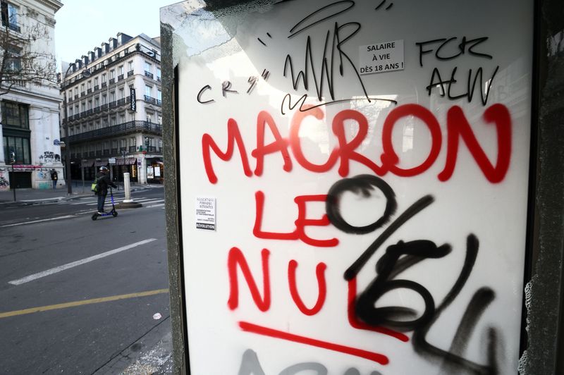 &copy; Reuters. Pichação critica presidente francês, Emmanuel Macron, chamando-o de "inútil", em Paris, França
24/03/2023
REUTERS/Yves Herman