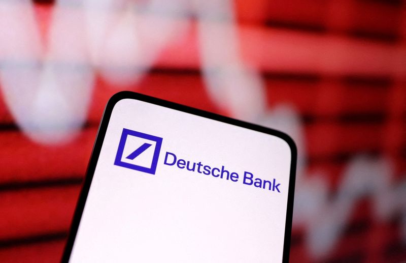 &copy; Reuters. Illustration du logo de Deutsche Bank et du graphique réprésentant la baisse des actions. /Illustration créée le 12 mars 2023/REUTERS/Dado Ruvic