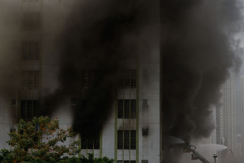&copy; Reuters. دخان يتصاعد من مستودع في حي كولون في هونج كونج يوم الجمعة. تصوير: تيرون سيو – رويترز.