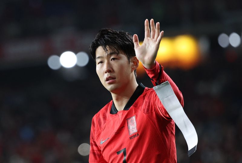&copy; Reuters. سون هيونج مين لاعب كوريا الجنوبية يلوح للجماهير بعد مباراة ودية لفريقه أمام كولومبيا في أولسان يوم الجمعة. تصوير: كيم هونج-جي - رويترز.