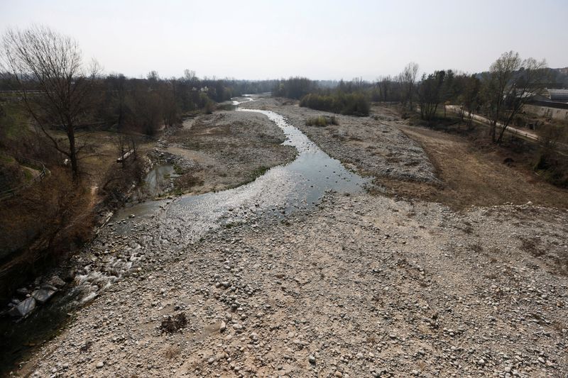&copy; Reuters. Il letto in secca del fiume Gesso vicino a Cuneo. 22 marzo 2023.  REUTERS/Claudia Greco/