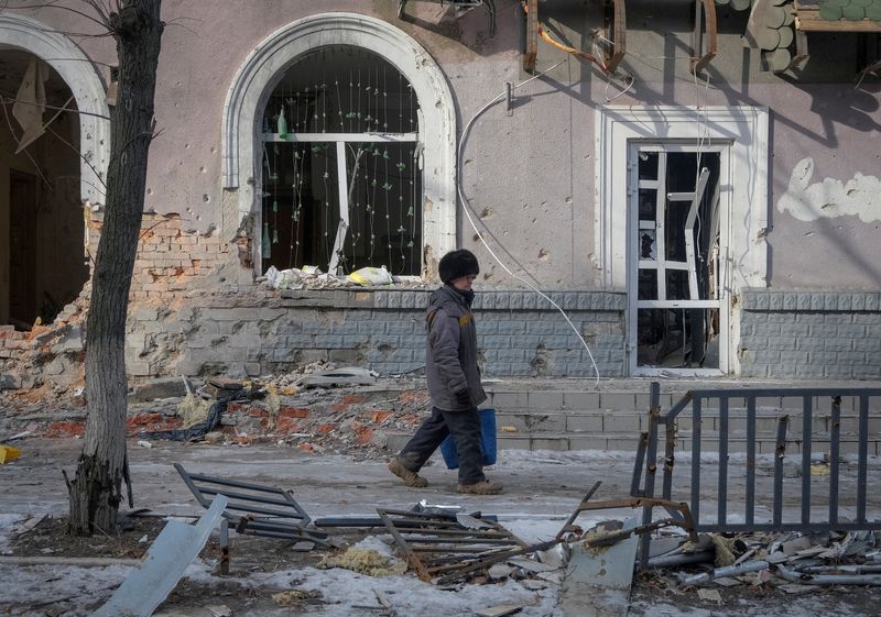 &copy; Reuters. Morador de Bakhmut caminha por uma rua vazia da cidade
24/02/2023
REUTERS/Alex Babenko