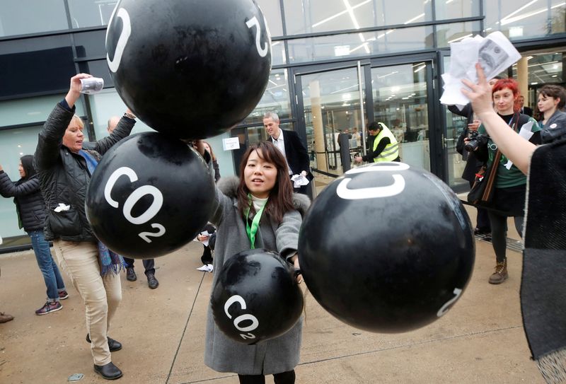 © Reuters. FILE PHOTO: Activists protest against carbon dioxide emissions trading in front of the World Congress Centre Bonn, the site of the COP23 U.N. Climate Change Conference, in Bonn, Germany, November 17, 2017.  REUTERS/Wolfgang Rattay/File Photo