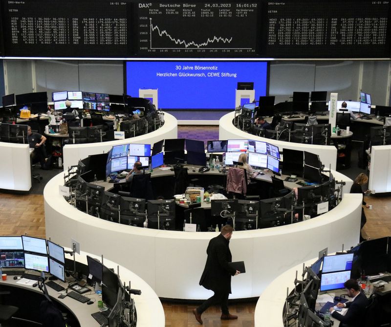 &copy; Reuters. Le graphique de l'indice allemand DAX est représenté à la bourse de Francfort, en Allemagne. /Photo prise le 24 mars 2023/REUTERS