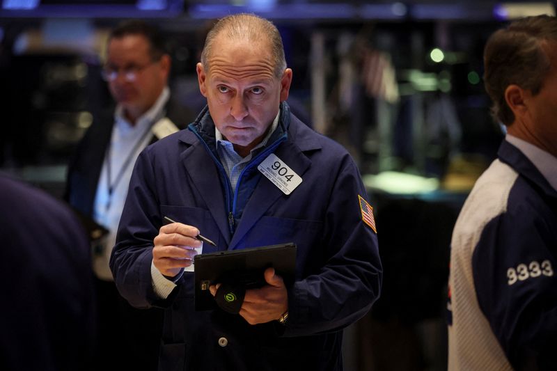 &copy; Reuters. متعاملون خلال التداول في بورصة نيويورك يوم 15 نوفمبر تشرين الثاني 2022. تصوير: بريندان مكدرميد - رويترز. 