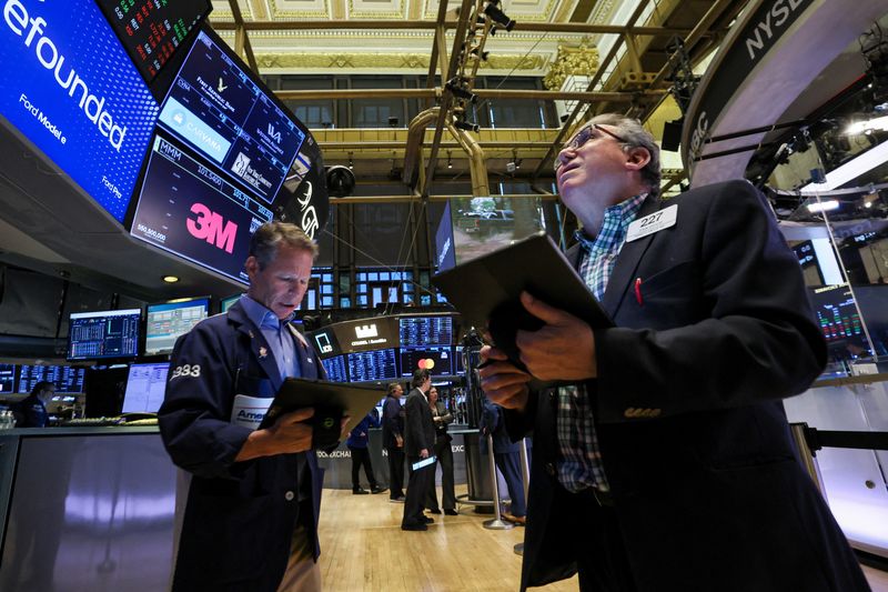 Wall Street termine dans le vert, les craintes sur les banques s'apaisent