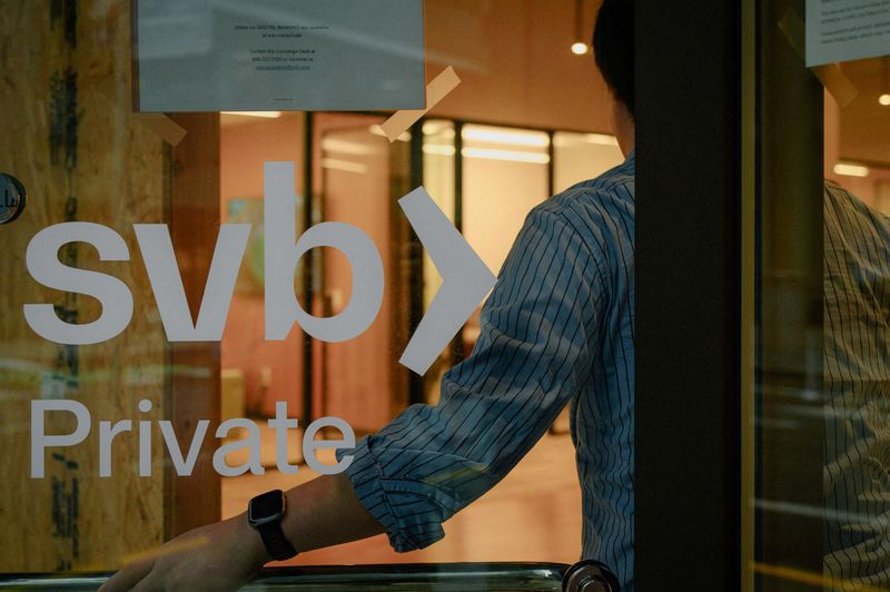 &copy; Reuters. FILE PHOTO: An employee holds the door open at the Silicon Valley Bank branch office in downtown San Francisco, California, U.S., March 13, 2023. REUTERS/Kori Suzuki/File Photo
