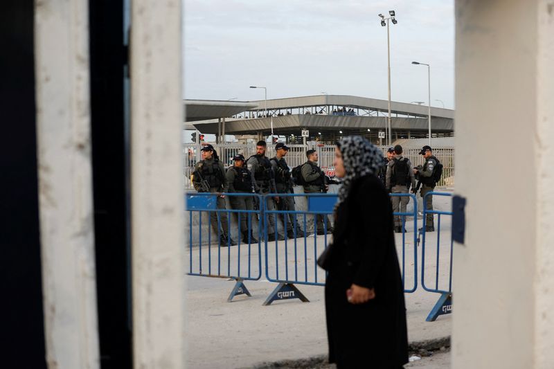 &copy; Reuters. Palestinos dirigem-se para as orações da primeira sexta-feira do Ramadã em posto de controle na Cisjordânia ocupada por Israel
24/03/2023
REUTERS/Mohamad Torokman