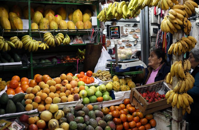&copy; Reuters. FILE PHOTO: A woman sells fruits at a stand at Surco market in Lima, Peru August 31, 2018.  REUTERS/Mariana Bazo