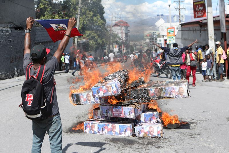 &copy; Reuters. Apoiadores do presidente assassinado do Haiti, Jovenel Moise, queimam caixões improvisados ​​em protesto em Porto Príncipe, Haiti
07/02/2022
REUTERS/Ralph Tedy Erol