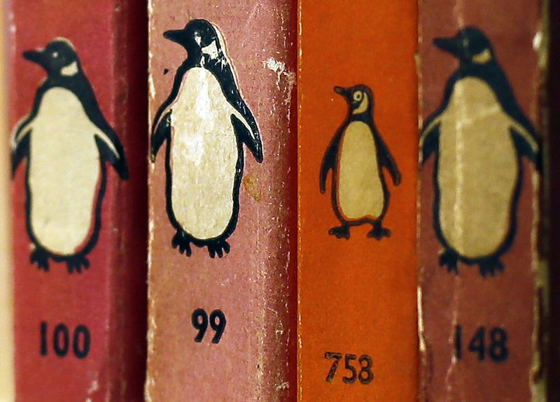 © Reuters. FILE PHOTO: Penguin books are seen in a used bookshop in central London October 29, 2012. REUTERS/Stefan Wermuth 