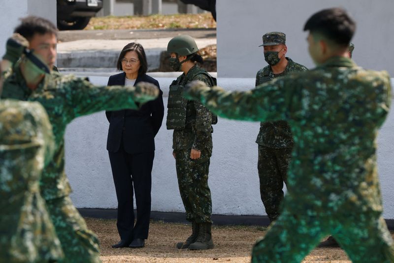 &copy; Reuters. رئيسة تايوان تساي إينج وين تراقب عن قرب عرضا قتاليا خلال زيارتها قاعدة عسكرية في شياي بجنوب تايوان يوم السبت. تصوير: كارلوس جارسيا رولينز - ر