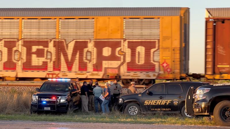 © Reuters. Members of the police work, after two migrants suffocated to death aboard a freight train that got derailed, in Uvalde, Texas, U.S, March 24, 2023, in this screengrab obtained from a social media video.? Joey Palacios via REUTERS  