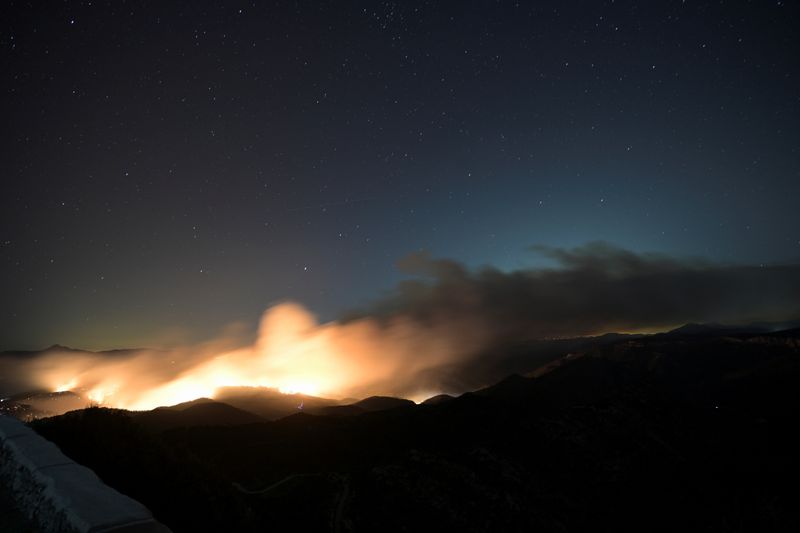 &copy; Reuters. حريق غابات يندلع في المناطق الريفية من مونتي بينو بإسبانيا يوم الجمعة. تصوير: لورينا سوبينا - رويترز 