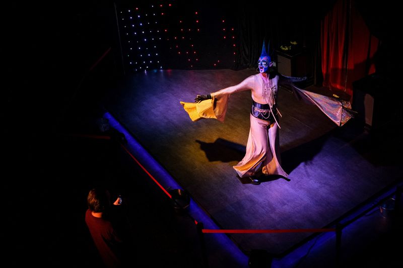 © Reuters. A person records drag artist Icky Stardust's performance at CORE bar in Knoxville, Tennessee, U.S., March 18, 2023.  REUTERS/Kevin Wurm