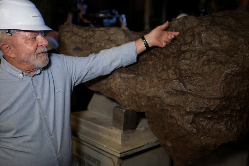 &copy; Reuters. FILE PHOTO: Brazil's President Luiz Inacio Lula da Silva observes a piece of a meteorite as he visits the reconstruction works of the Brazil National Museum which was devastated by a fire in 2018, in Rio de Janeiro, Brazil March 23, 2023. REUTERS/Ricardo 