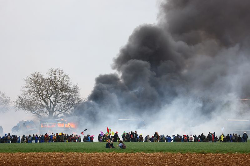 Policía francesa enfrenta a manifestantes contrarios a planes de construcción de embalses