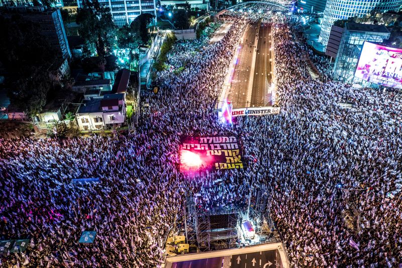 &copy; Reuters. منظر عام من الجو يظهر آلافا من الإسرائيليين خلال مظاهرات نظموها في تل أبيب يوم السبت ضد التعديلات التي تسعى حكومة رئيس الوزراء بنيامين نتني