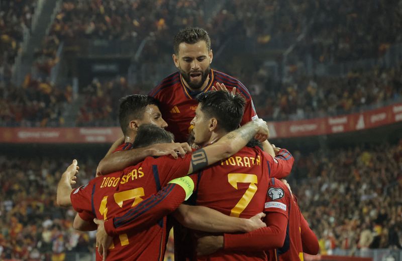&copy; Reuters. 　サッカーの２０２４年欧州選手権（ユーロ）予選が２５日、各地で行われ、Ａ組のスペインはホームでノルウェーに３─０で快勝した。写真は得点を喜ぶスペインの選手たち（２０２３年