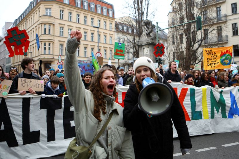 &copy; Reuters. FILE PHOTO: Fridays for Future activist Luisa Neubauer chants slogans through a megaphone during the movement's Global Climate Strike in Berlin, Germany, March 3, 2023. REUTERS/Nadja Wohlleben/