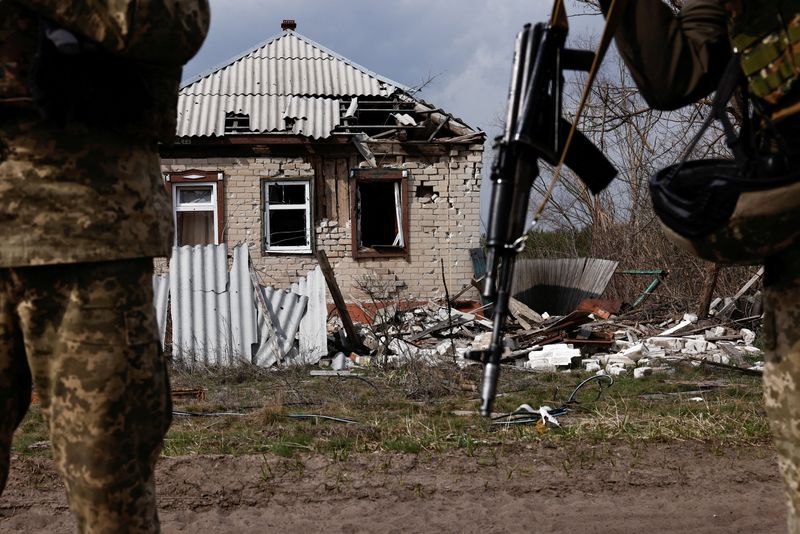 &copy; Reuters. Ukrainian servicemen stand next to a destroyed building near the frontline town of Kreminna, amid Russia's attack on Ukraine, in Luhansk region, Ukraine March 24, 2023. REUTERS/Violeta Santos Moura 