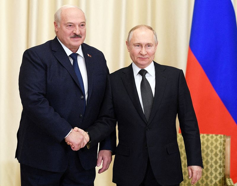 &copy; Reuters. الرئيس الروسي فلاديمير بوتين يصافح رئيس روسيا البيضاء ألكسندر لوكاشينكو خلال اجتماع في موسكو يوم 17 فبراير شباط 2023. صورة لرويترز من وكالة أن