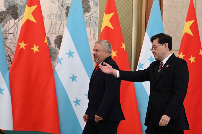 © Reuters. Chinese Foreign Minister Qin Gang shows the way to Honduras Foreign Minister Eduardo Enrique Reina as they arrive to issue a joint statement following the establishment of diplomatic relations between the two countries, at a ceremony in the Diaoyutai State Guesthouse in Beijing, China March 26, 2023. Greg Baker/Pool via REUTERS